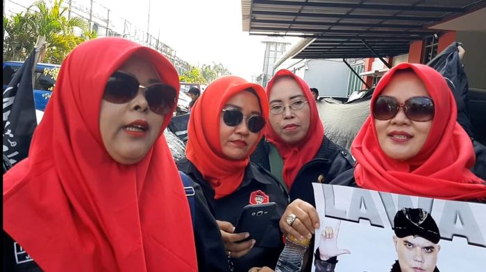 Ibu-ibu yang menjemput Ahmad Dhani di Lapas Cipinang, Senin (30/12/2019).