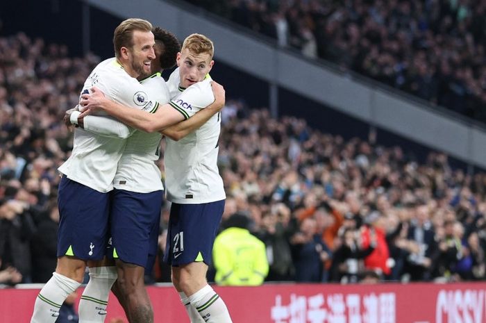 Selebrasi bomber Tottenham Hotspur, Harry Kane, saat mencetak gol ke gawang Manchester City, Minggu (5/2/2023), hingga membuat persaingan di klasemen Liga Inggris tetap sengit.