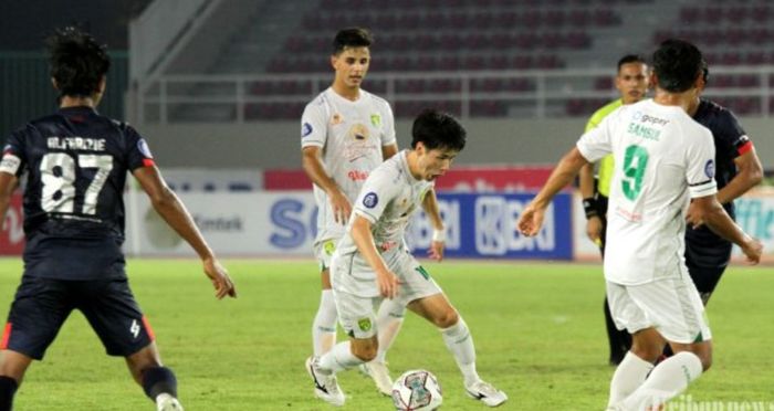 Aksi Pemain Persebaya, Taisei Marukawa saat menghadapi Arema FC dalam laga pekan kesebelas Liga 1 musim 2021-22 di Stadion Manahan, Solo, Jawa Tengah pada hari Sabtu (6/11/2021).