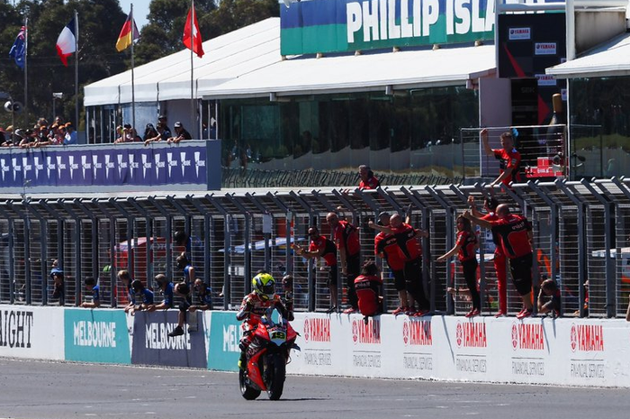 Alvaro Bautista juara di race 1 dan 2 sekaligus di penampilan debut di WSBK 2019 