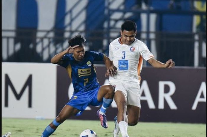 Gelandang Persib Bandung, Beckham Putra, berduel dengan bek kanan Port FC Asnawi Mangkualam.