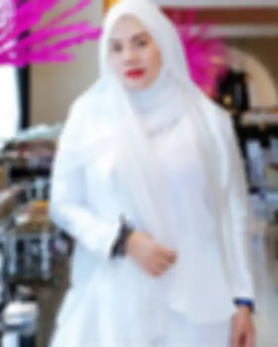 Tampilan cetar sarita dengan make up sempurna