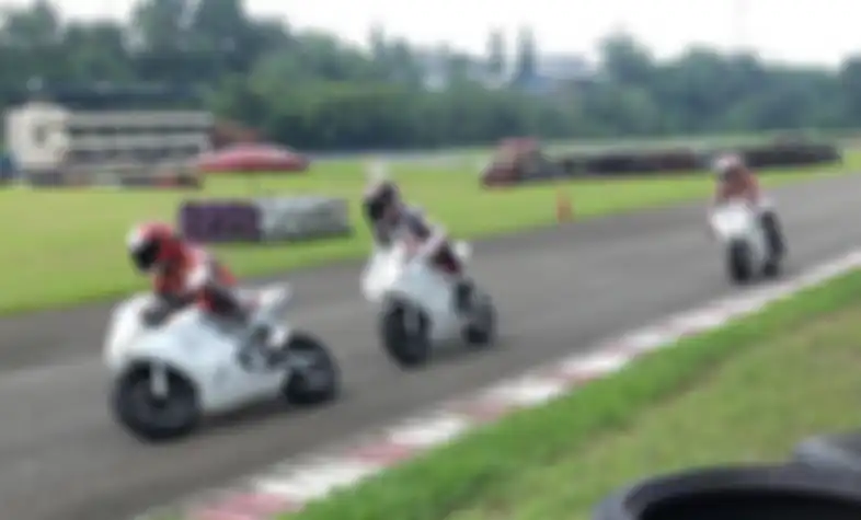 Dimensi mungil tapi performanya betulan motor balap, pas untuk latihan dan belajar balap motor