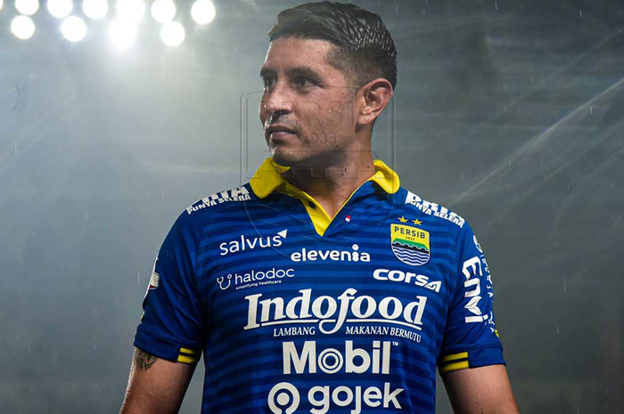 Gelandang Persib Bandung, Esteban Vizcarra, saat bertanding menghadapi Badak Lampung FC di Stadion Si Jalak Harupat, Soreang, Bandung, pada Senin (16/12/2019)