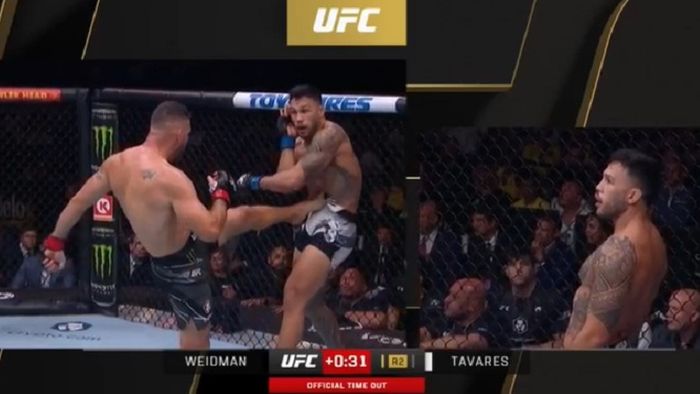 Brad Tavares sempat meringkih kesakitan usai ditendang Chris Weidman dan mengenai bagian vital pada rangkaian UFC 292, di TD Garden, Boston, Amerika Serikat, Minggu (20/8/2023) WIB.