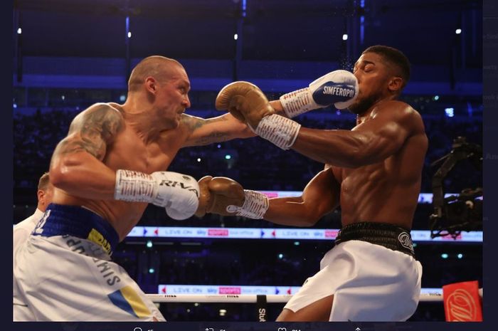 Oleksandr Usyk (kiri) saat mendaratkan pukulan tepat mengenai Anthony Joshua (kanan) saat bertanding di Tottenham Hotspur Stadium, London, Inggris, Sabtu (25/9/2021).