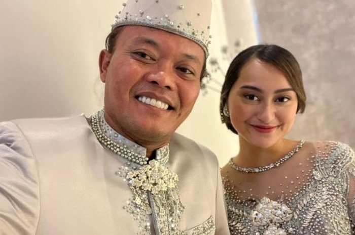 Sule bikin heboh pamer foto pakai baju adat bak pengantin dengan Memes Prameswari