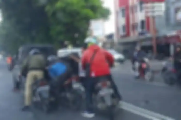 Rantai motor Yamaha V-Ixion lepas, 5 kendaraan terlibat kecelakaan.
