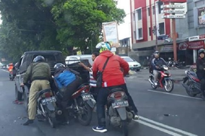 Rantai motor Yamaha V-Ixion lepas, 5 kendaraan terlibat kecelakaan.