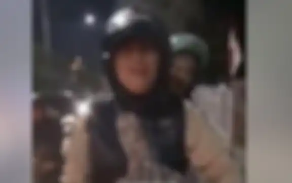 Perempuan driver ojol pukuli relawan pejalan kaki (trotoar).