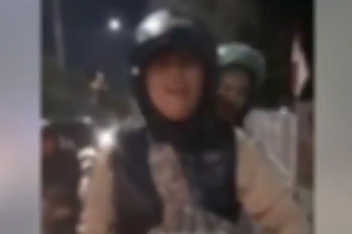 Perempuan driver ojol pukuli relawan pejalan kaki (trotoar).