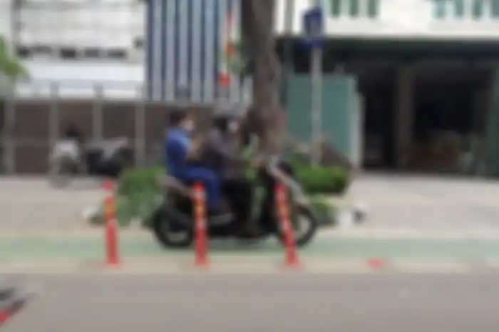 Jalur sepeda di Jakarta kerap digunakan oleh pemotor. Tak sedikit yang digunakan sebagai lahan parkir. Kini evaluasi dari Pemda DKI pun akan dilakukan. 