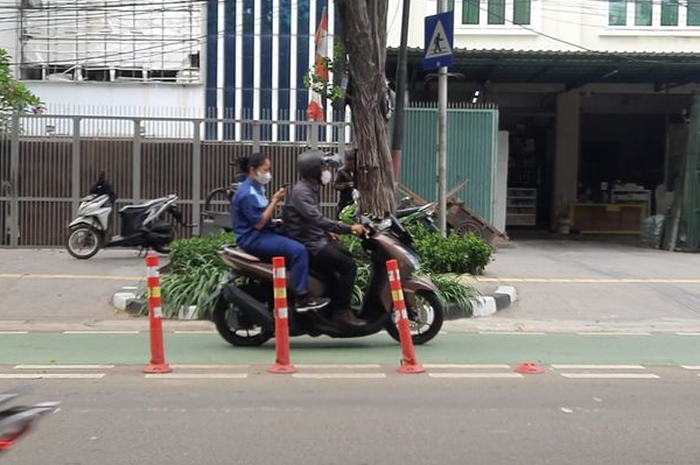 Jalur sepeda di Jakarta kerap digunakan oleh pemotor. Tak sedikit yang digunakan sebagai lahan parkir. Kini evaluasi dari Pemda DKI pun akan dilakukan. 