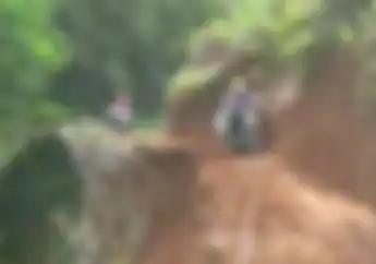 Polisi Andalkan Motor Trail Bawa Bantuan Korban Gempa Cianjur, Tembus Daerah Terisolasi