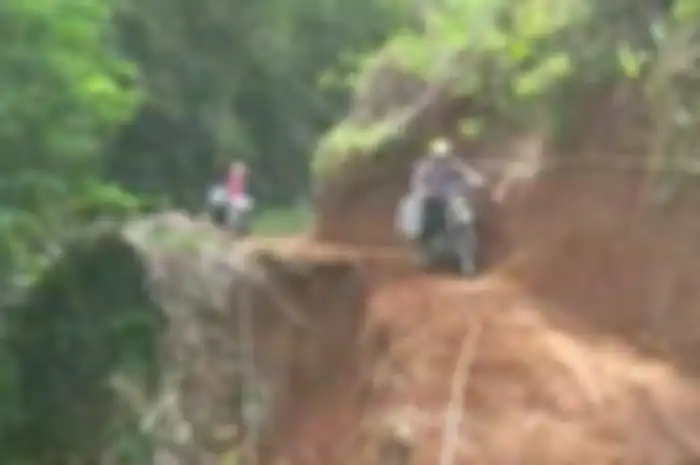 Polisi bawa bantuan untuk korban gempa Cianjur dengan motor trail, berhasil tembus daerah terisolasi.