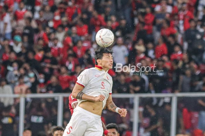 Bek sayap kiri timnas Vietnam, Doan Van Hau, tampak sedang menyundul bola saat berlaga pada leg pertama semifinal Piala AFF 2022 di Stadion Gelora Bung Karno, Senayan, Jakarta, 6 Desember 2023.