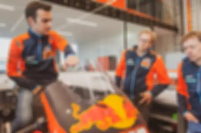 Dani Pedrosa duduk di atas motor MotoGP KTM RC16 di markas KTM serius diskusi riset motor