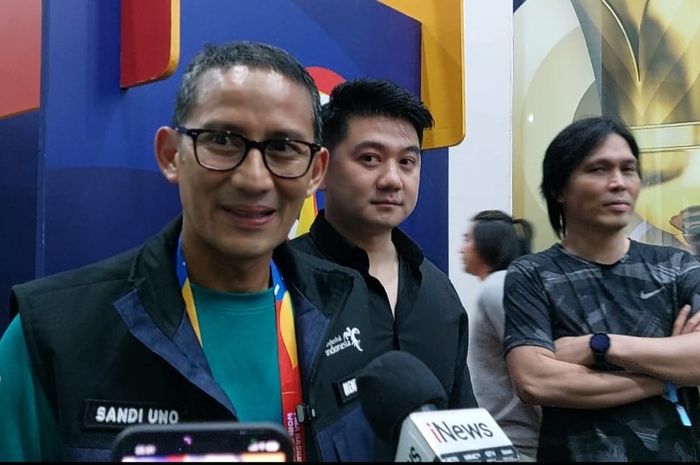 Menteri Pariwisata dan Ekonomi Kreatif (Menparekraf), Sandiaga Uno (kiri), ikut meramaikan FIBA World Cup 2023 dengan menonton langsung tim jagoannya yakni Brasil.