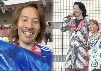 Viral Saat Jadi Suporter Timnas Jepang dan Bersihkan Sampah di GBK, Pria Ini Ternyata Suami dari Vokalis Band Indonesia, Siapa?