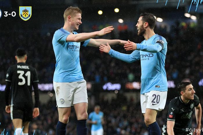 Selebrasi Kevin de Bruyne bersama Bernardo Silva (kanan) dalam pertandingan Manchester City vs Burnley.