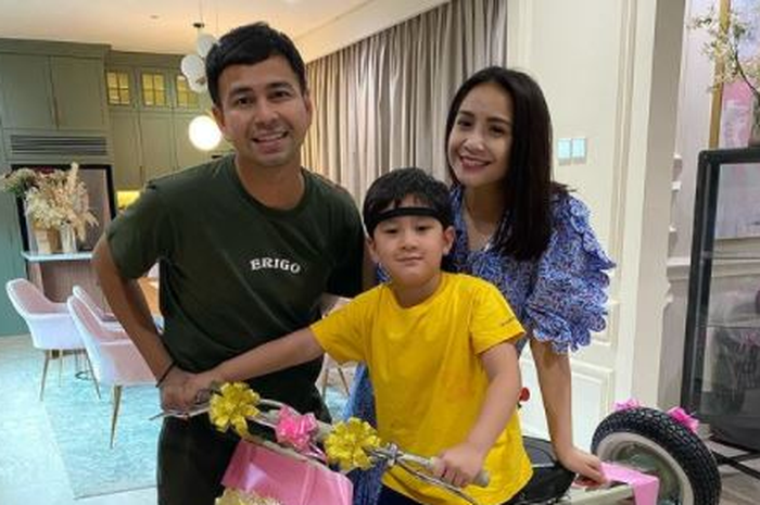 Raffi Ahmad, Nagita Slavina, dan Rafathar.