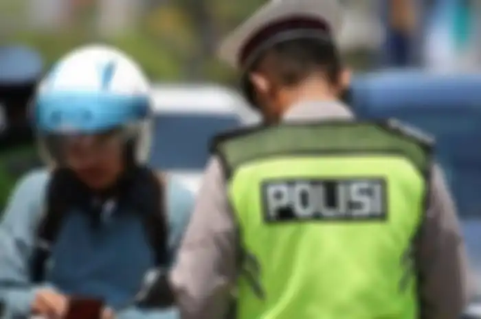Ilustrasi polisi melakukan tilang di tempat