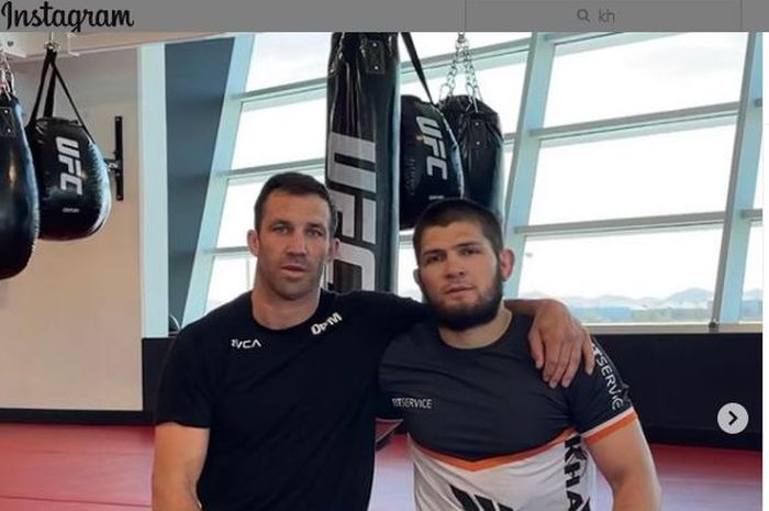 Luke Rockhold (kiri) dan Khabib Nurmagomedov (kanan) memamerkan foto berdua di Instagram.