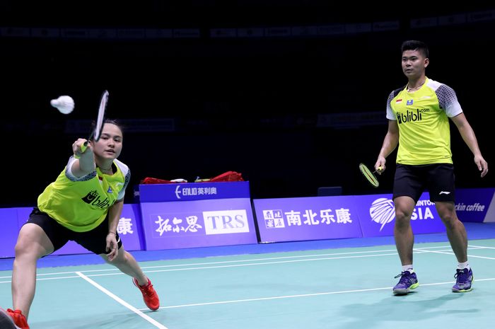 Pasangan ganda campuran Indonesia, Praveen Jordan/Melati Daeva Oktavianto, mengembalikan kok ke arah  Rohan Kapoor/Kuhoo Garg  (India) pada babak pertama Kejuaraan Asia 2019 yang berlangsung di Wuhan Sports Center Gymnasium, Selasa (23/4/2019).