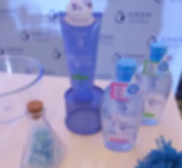 Selain facial foam, ada juga berbagai rangkaian makeup remover dari Senka