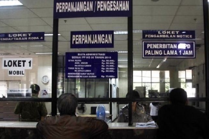 Cepet ke 15 Samsat ini karena lagi ada program pemutihan dan bebas denda pajak kendaraan.