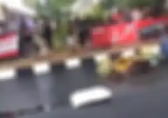 Serem, Joki Drag Bike Cewek Jatuh dan Terseret Motor Sampai Helm Terlepas, Penonton Histeris