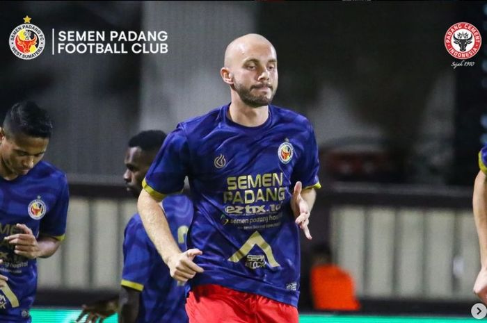 Penggawa anyar Semen Padang FC yang sempat menimba ilmu di Manchester United, yakni Charlie Scott.