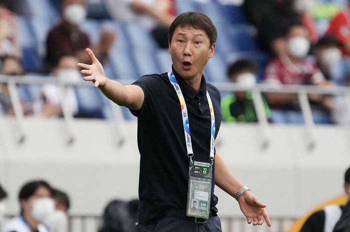 Kim Sang-sik menjadi pelatih timnas senior sekaligus U-23 Vietnam dengan kontrak dua tahun sejak 3 Mei 2024. Pria asal Korea Selatan ini menggantikan Philippe Troussier yang dipecat sejak 26 Maret 2024.