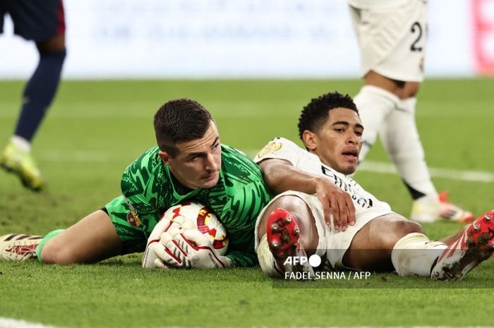 Como melirik kiper terpinggirkan Barcelona, Inaki Pena (kiri), usai mendepak Emil Audero ke Cremonese.