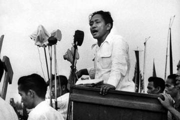 Dipa Nusantara Aidit (1923-1965), seorang Ketua Central Committee Partai Komunis Indonesia, tengah berpidato. Pergaulan dengan buruh yang menentukan jalan dan sikap politiknya hingga akhirnya memimpin PKI. 