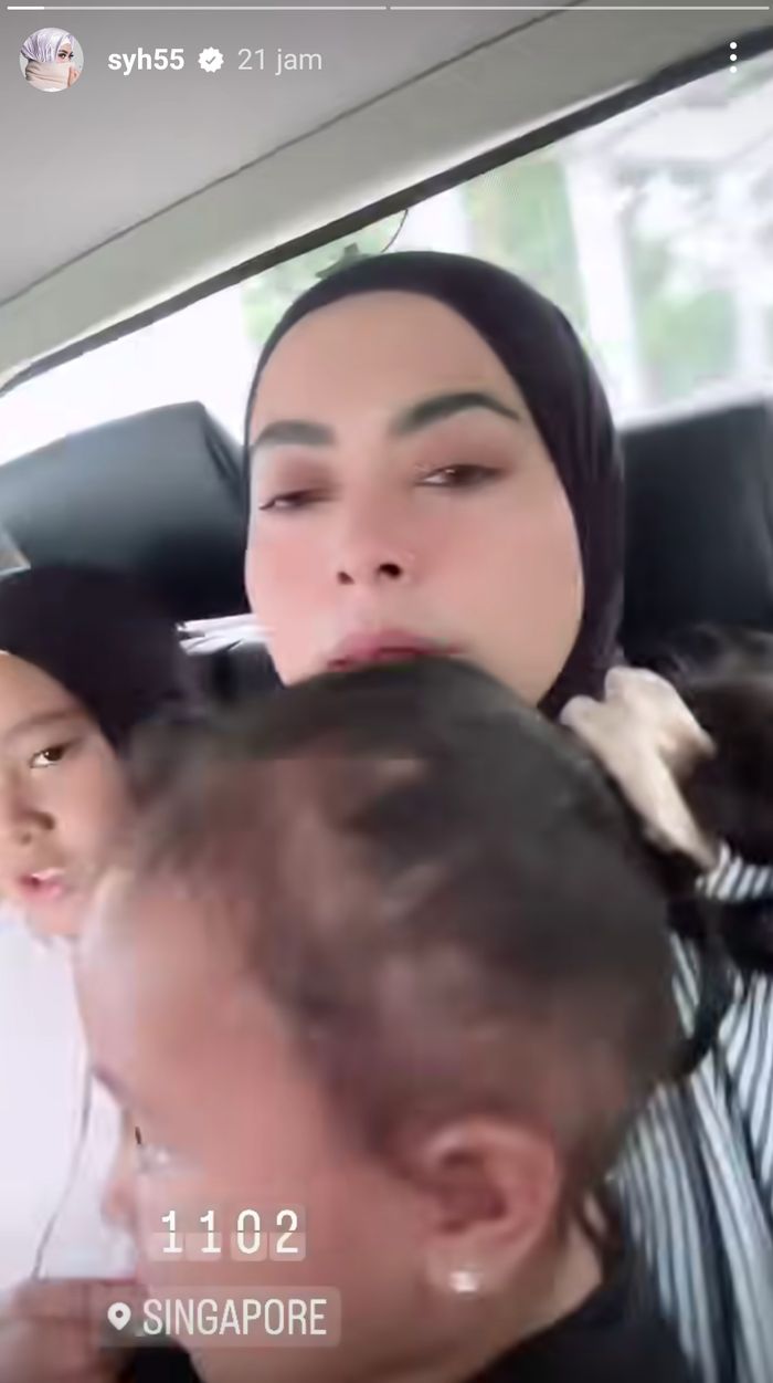 Aisyahrani bersama putrinya, Ratu, saat membahas kecantikan bayi Syahrini dan Reino Barack yang baru saja lahir.