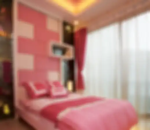 Strukturnya dibuat menyatu dengan tempat tidur. 