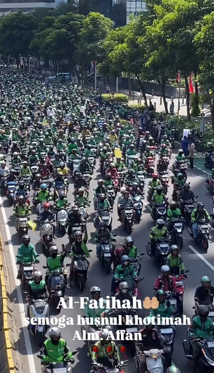 Iring-iringan driver ojol ke pemakaman Affan Kurniawan.