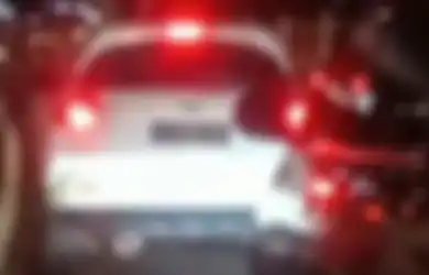 Suara Sirine Bergema, Mobil Nissan Juke Nekat Halangi Ambulans Hingga Dihampiri Pengendara Lain, Polisi Minta Hal Ini