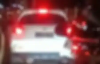 Suara Sirine Bergema, Mobil Nissan Juke Nekat Halangi Ambulans Hingga Dihampiri Pengendara Lain, Polisi Minta Hal Ini