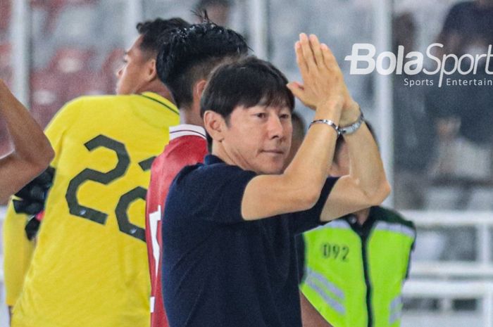 Pelatih timnas U-20 Indonesia, Shin Tae-yong (tengah), sedang memberikan salam kepada sejumlah suporter setelah laga Turnamen Mini Internasional di Stadion Gelora Bung Karno, Senayan, Jakarta, Selasa (21/2/2023) malam.