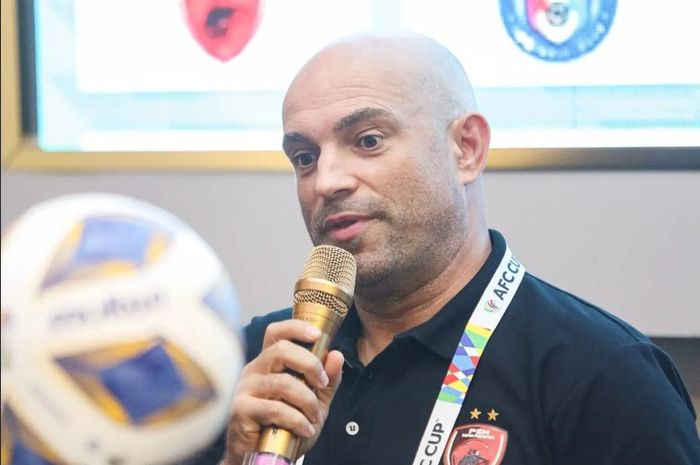 Pelatih PSM Makassar, Bernardo Tavares, pada sesi jumpa pers jelang laga melawan Hai Phong FC, pada ajang Piala AFC 2023/2024, Rabu (20/9/2023).