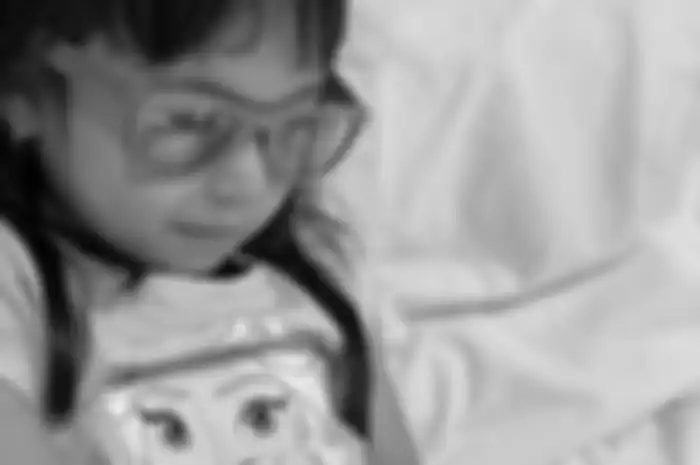 Foto Gempi berkacamata disorot netizen. Sementara itu, Gisel menyesal bikin anak Gading Marten menanggung cacat. 