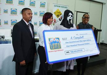 Menang Lotre 18 Miliar, Pria Ini Kenakan Topeng Scream Saat Ambil Hadiah, Sadar Orang-orang Terdekatnya Haus Uang!