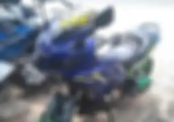 Awas Ada Motor Matic Jadi-jadian, Depan Yamaha R15 dari Samping ke Belakang Mio