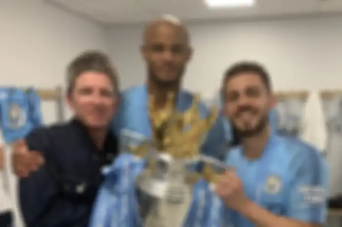 Noel Gallagher saat berfoto dengan Vincent Kompany dan Bernardo Silva