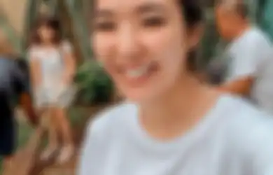 Foto Gisel Tertawa Saat Beberes Taman Tuai Sorotan, Muncul Prasangka Baru Gegara Netizen Salfok Kaus Ibunda Gempi
