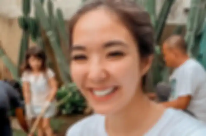 Foto Gisel tertawa saat beberes taman menuai sorotan. Dari situ, muncul prasangka baru gegara netizen salfok kaus di tubuh ibunda Gempi. 