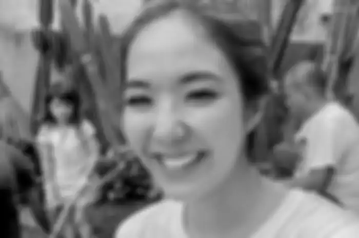 Foto Gisel tertawa saat beberes taman menuai sorotan. Dari situ, muncul prasangka baru gegara netizen salfok kaus di tubuh ibunda Gempi. 