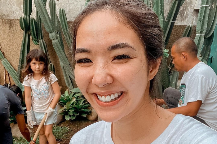 Foto Gisel tertawa saat beberes taman menuai sorotan. Dari situ, muncul prasangka baru gegara netizen salfok kaus di tubuh ibunda Gempi. 